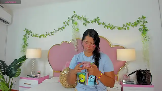 Snapshot of EmmaCrush chatting on 09.17.25 EmmaCrush online show from 09.17.25