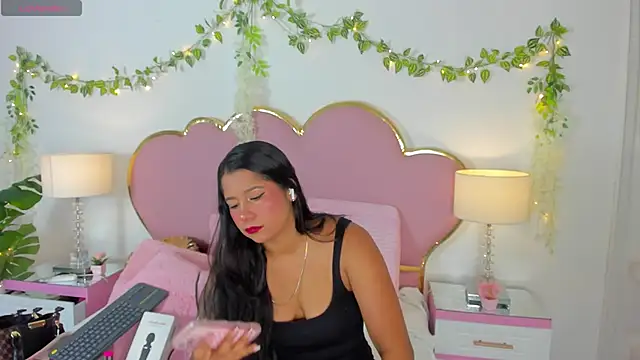 Snapshot of EmmaCrush chatting on 09.18.25 EmmaCrush online show from 09.18.25