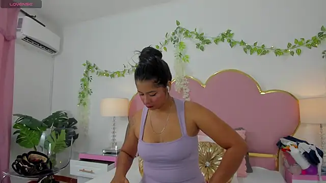 Snapshot of EmmaCrush chatting on 09.25.25 EmmaCrush online show from 09.25.25