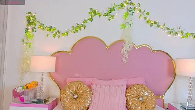 Snapshot of EmmaCrush chatting on 10.16.25 EmmaCrush online show from 10.16.25