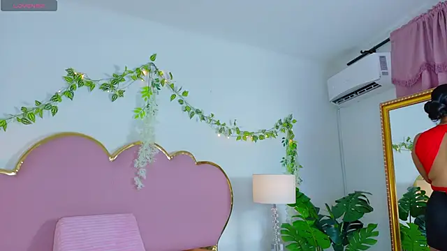 Snapshot of EmmaCrush chatting on 10.17.25 EmmaCrush online show from 10.17.25