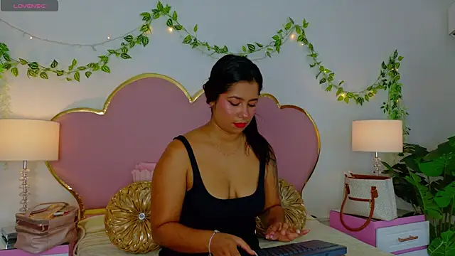 Snapshot of EmmaCrush chatting on 11.06.25 EmmaCrush online show from 11.06.25