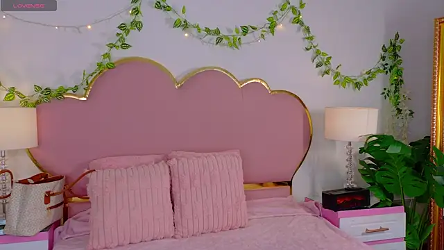 Snapshot of EmmaCrush chatting on 11.28.25 EmmaCrush online show from 11.28.25