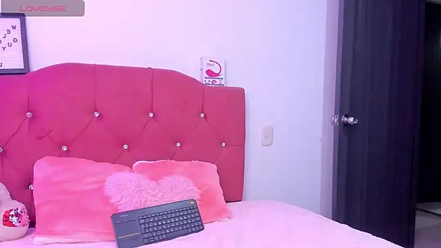 Snapshot of LucianaTomson chatting on 11.22.25 LucianaTomson online show from 11.22.25