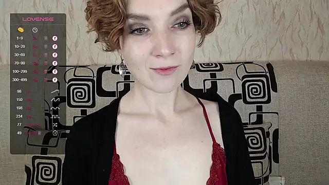Snapshot of TinaWince chatting on 10.10.25 TinaWince online show from 10.10.25