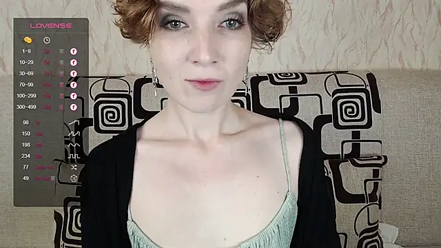 Snapshot of TinaWince chatting on 10.13.25 TinaWince online show from 10.13.25