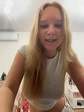 Snapshot of Ketitull chatting on 12.14.25 Ketitull online show from 12.14.25