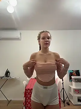 Snapshot of Ketitull chatting on 12.19.25 Ketitull online show from 12.19.25