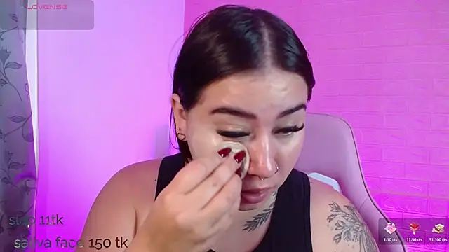 Snapshot of _hooly chatting on 10.28.25 hooly online show from 10.28.25