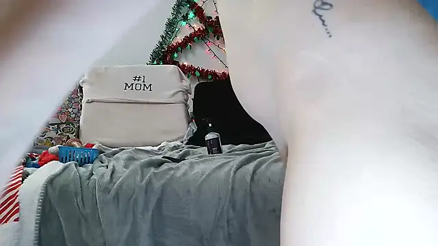 Snapshot of Venus22cumin chatting on 12.20.25 Venus22cumin online show from 12.20.25