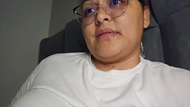 Snapshot of Laura77_ chatting on 11.16.25 Laura77 online show from 11.16.25