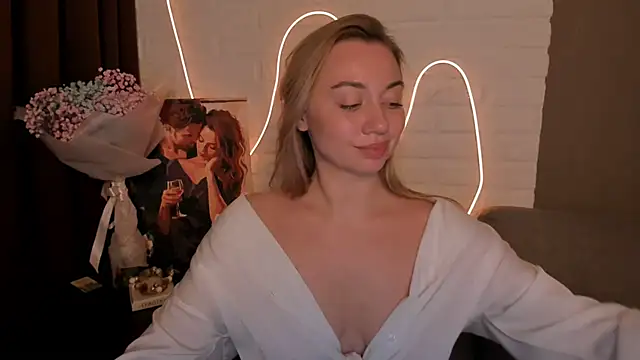 Snapshot of DanielaWisse chatting on 12.15.24 DanielaWisse online show from 12.15.24