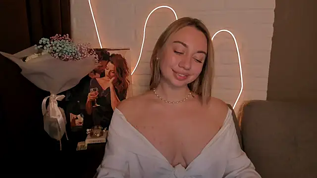 Snapshot of DanielaWisse chatting on 12.17.24 DanielaWisse online show from 12.17.24