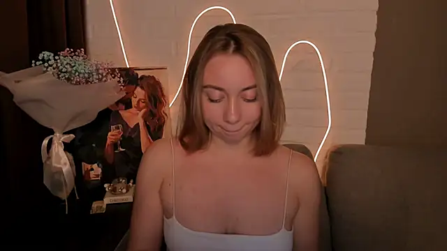 Snapshot of DanielaWisse chatting on 12.18.24 DanielaWisse online show from 12.18.24