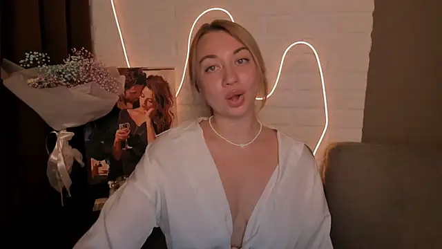 Snapshot of DanielaWisse chatting on 12.19.24 DanielaWisse online show from 12.19.24