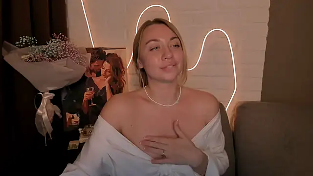 Snapshot of DanielaWisse chatting on 12.19.24 DanielaWisse online show from 12.19.24