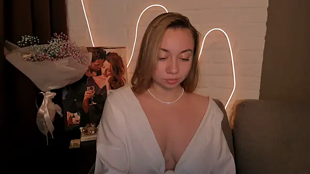 Snapshot of DanielaWisse chatting on 12.20.24 DanielaWisse online show from 12.20.24