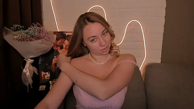 Snapshot of DanielaWisse chatting on 12.21.24 DanielaWisse online show from 12.21.24