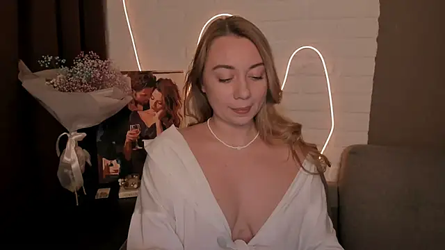 Snapshot of DanielaWisse chatting on 12.22.24 DanielaWisse online show from 12.22.24