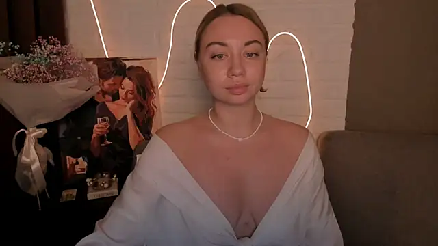 Snapshot of DanielaWisse chatting on 12.23.24 DanielaWisse online show from 12.23.24