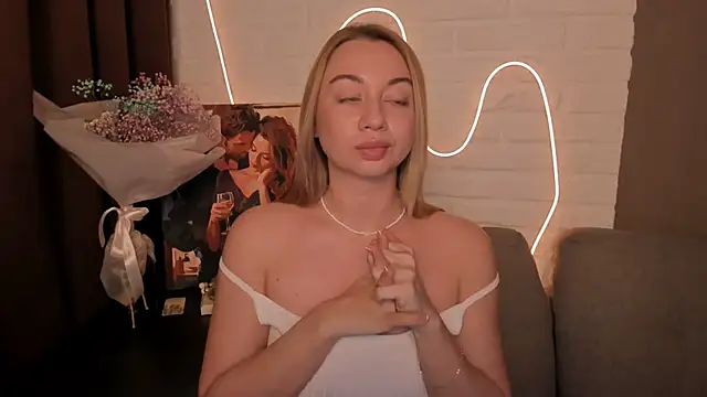 Snapshot of DanielaWisse chatting on 12.26.24 DanielaWisse online show from 12.26.24