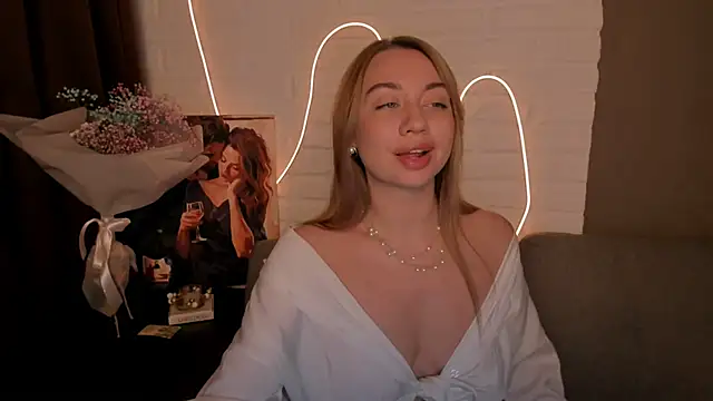 Snapshot of DanielaWisse chatting on 12.31.24 DanielaWisse online show from 12.31.24