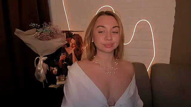 Snapshot of DanielaWisse chatting on 12.31.24 DanielaWisse online show from 12.31.24