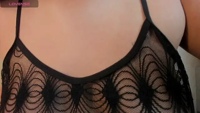 Snapshot of LARSONMIA chatting on 01.13.25 LARSONMIA online show from 01.13.25