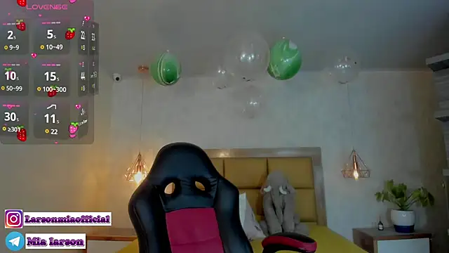Snapshot of LARSONMIA chatting on 01.23.25 LARSONMIA online show from 01.23.25