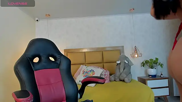 Snapshot of LARSONMIA chatting on 02.01.25 LARSONMIA online show from 02.01.25