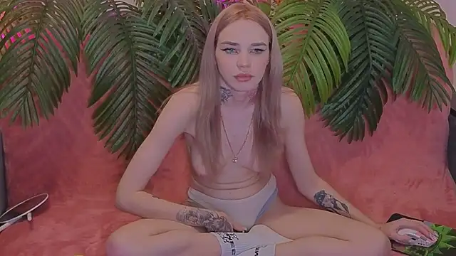 Snapshot of StellaSweetness chatting on 02.25.25 StellaSweetness online show from 02.25.25