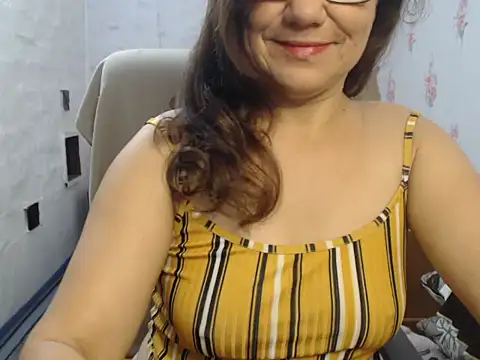 Snapshot of KittyyLaBeauty chatting on 11.26.25 KittyyLaBeauty online show from 11.26.25