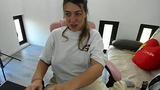 Dyana Kaylinn online show from 05.04.26