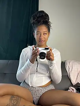 Snapshot of VanessaBling chatting on 01.26.25 VanessaBling online show from 01.26.25