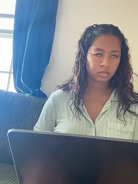 Snapshot of VanessaBling chatting on 11.08.25 VanessaBling online show from 11.08.25