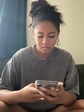 Snapshot of VanessaBling chatting on 12.17.25 VanessaBling online show from 12.17.25