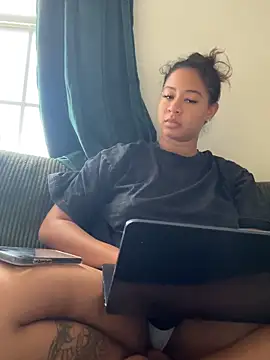 Snapshot of VanessaBling chatting on 12.18.25 VanessaBling online show from 12.18.25