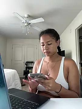 Snapshot of VanessaBling chatting on 06.27.26 VanessaBling online show from 06.27.26
