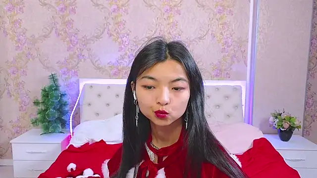 Snapshot of Shy_Kira chatting on 12.13.24 Shy Kira online show from 12.13.24