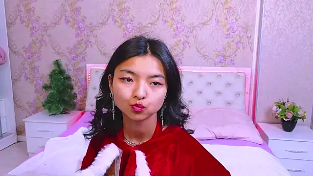 Snapshot of Shy_Kira chatting on 12.14.24 Shy Kira online show from 12.14.24