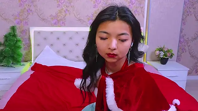 Snapshot of Shy_Kira chatting on 12.16.24 Shy Kira online show from 12.16.24