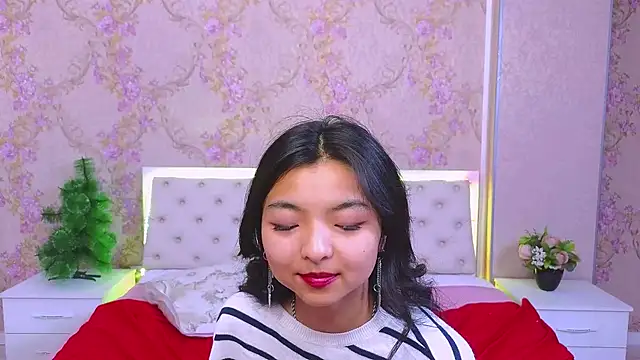 Snapshot of Shy_Kira chatting on 12.17.24 Shy Kira online show from 12.17.24