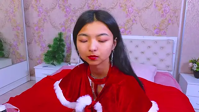 Snapshot of Shy_Kira chatting on 12.19.24 Shy Kira online show from 12.19.24