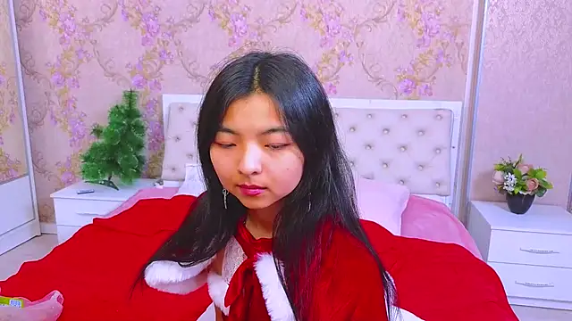 Snapshot of Shy_Kira chatting on 12.19.24 Shy Kira online show from 12.19.24