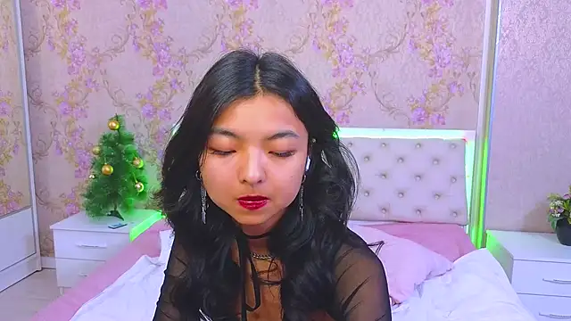 Snapshot of Shy_Kira chatting on 12.24.24 Shy Kira online show from 12.24.24