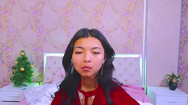 Snapshot of Shy_Kira chatting on 12.25.24 Shy Kira online show from 12.25.24