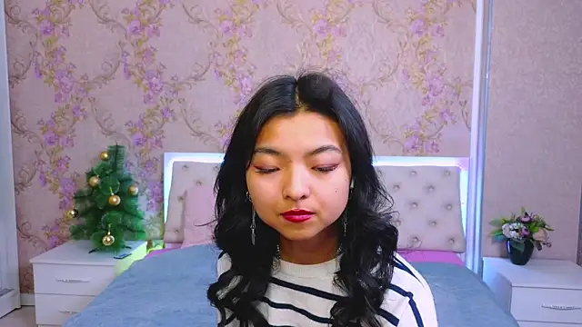 Snapshot of Shy_Kira chatting on 01.05.25 Shy Kira online show from 01.05.25