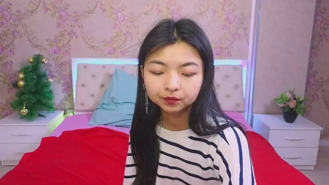 Snapshot of Shy_Kira chatting on 01.10.25 Shy Kira online show from 01.10.25