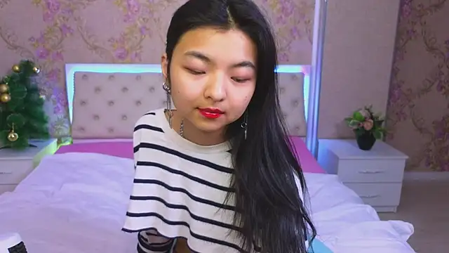 Snapshot of Shy_Kira chatting on 01.12.25 Shy Kira online show from 01.12.25