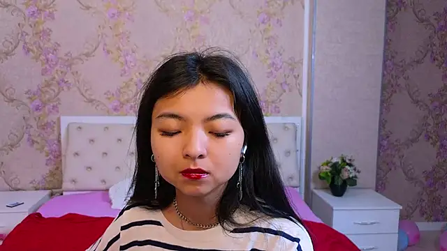 Snapshot of Shy_Kira chatting on 02.09.25 Shy Kira online show from 02.09.25